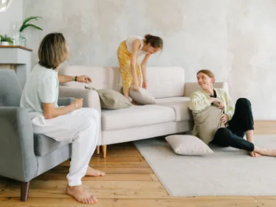 Família a passar tempo em casa, no conforto do lar.