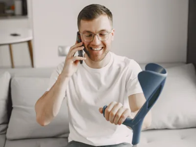 Cliente satisfeito ao telefone, em casa.