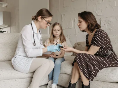 Consulta médica com acompanhamento familiar.