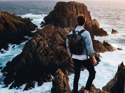 Viajante a admirar a paisagem junto ao mar.